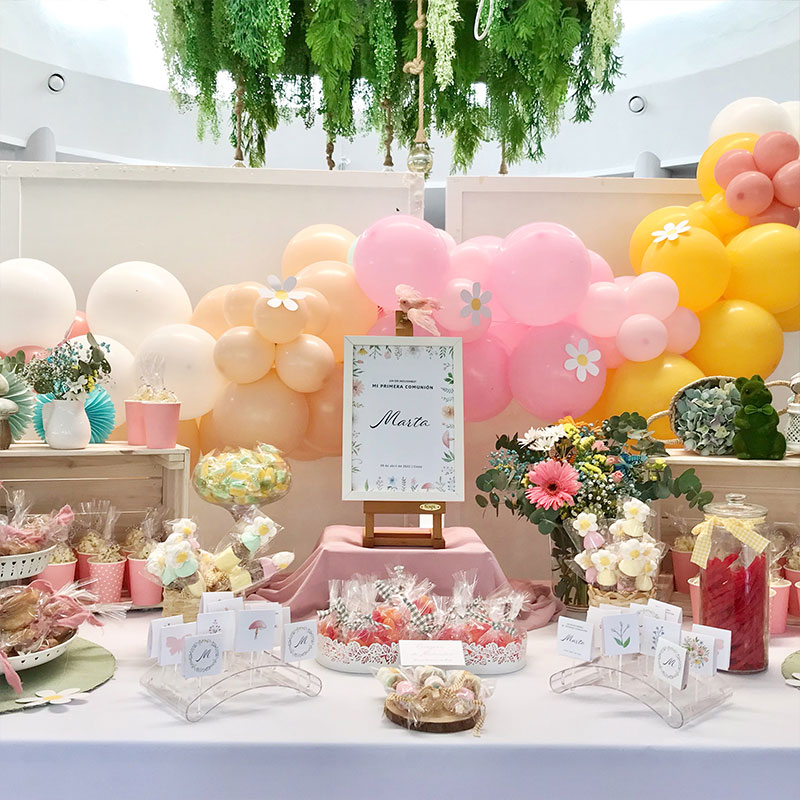 Mesa dulce con temática floral para evento de primera comunión de niña en Murcia